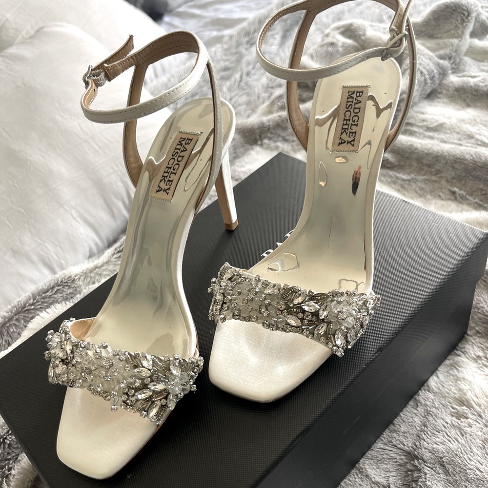 Badgley Mischka size 7 rider heel
